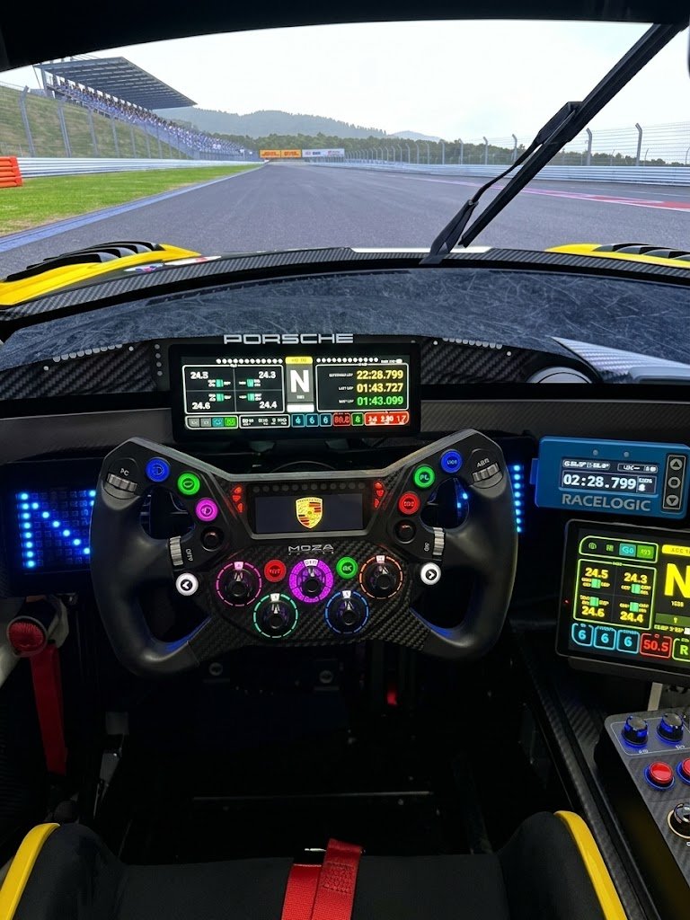 Dashboard 8 Pouces AG Racing installé sur un cockpit simracing