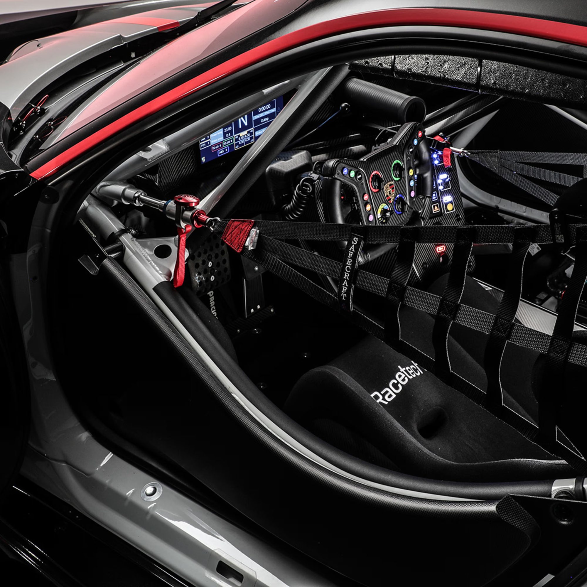Habitacle de la Porsche 911 GT3 R, arceau et volant