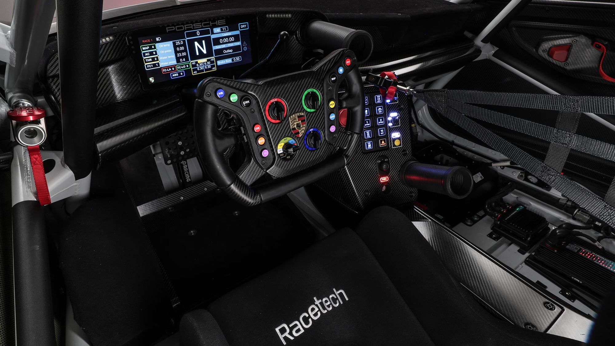 Tableau de bord et volant de la Porsche 911 GT3 R