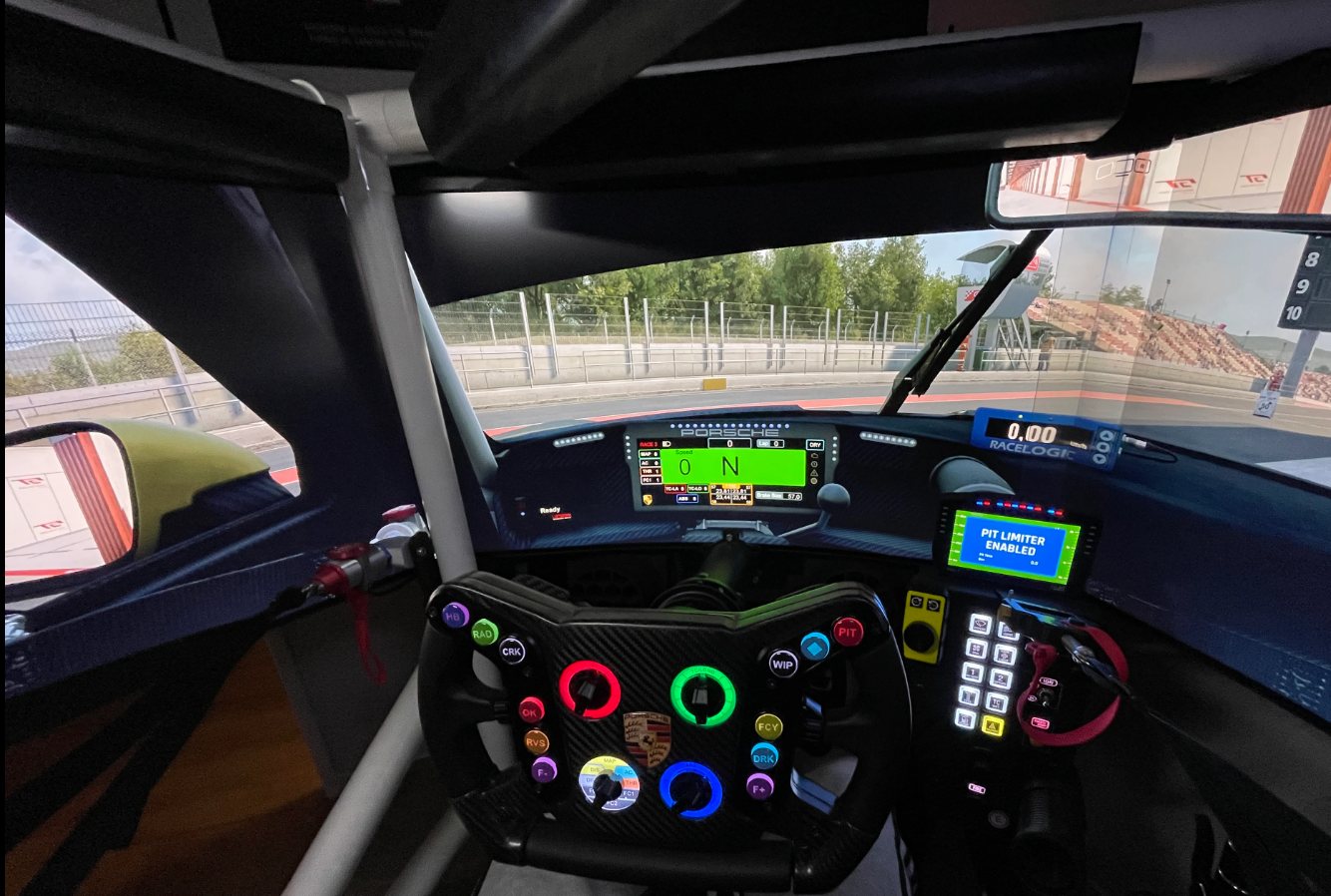 Cockpit simracing équipé, dans l'esprit d'une Porsche 911 GT3 R