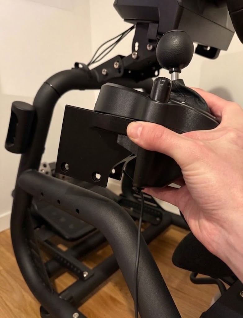Support boîte de vitesse Logitech AG Racing installé sur un châssis