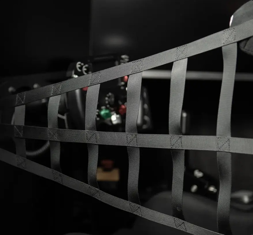 Filet de sécurité Pokorny monté sur châssis simracing via le système quick release AG Racing
